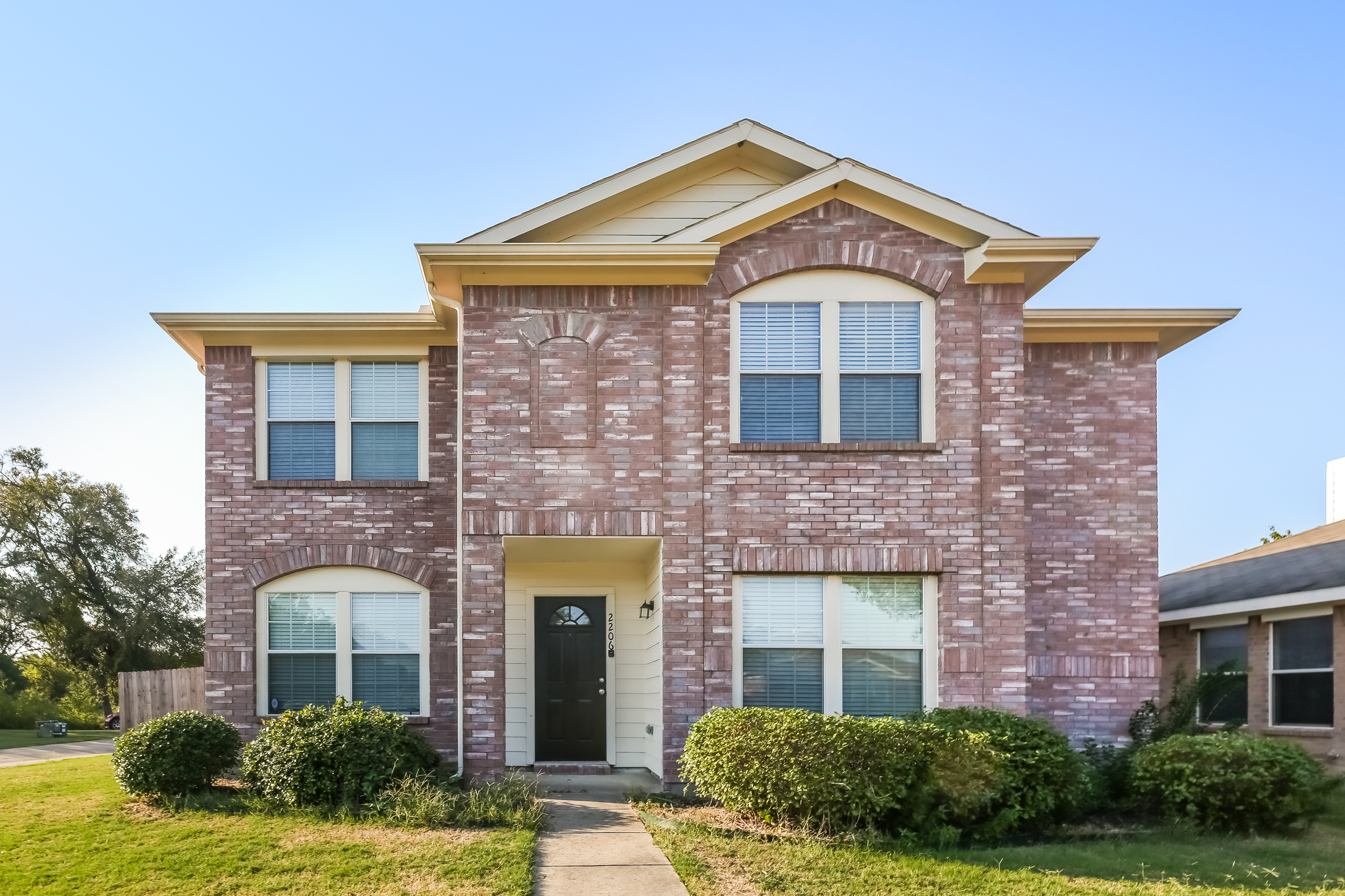2206 Midbury Dr Lancaster, TX 75134